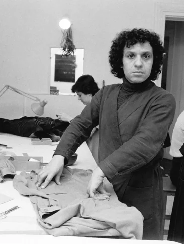 Photo d'Azzedine Alaïa dans son atelier